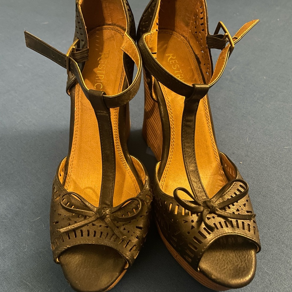 Restricted Peep Toe Wedge